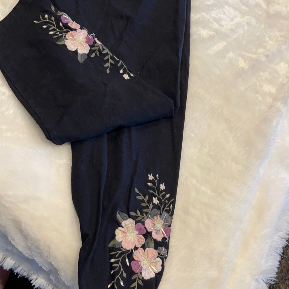 TORRID LEGGINGS W/FLOWERS